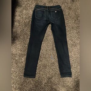 Like New Guess mid rise curvy skinny jeans